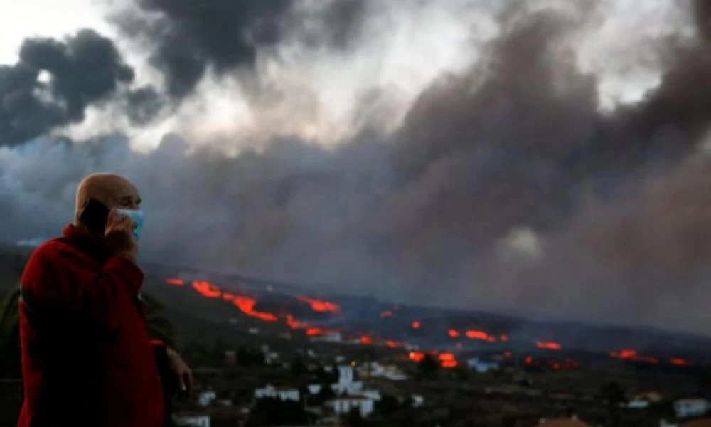 Ισπανία – Συγκλονίζουν οι κάτοικοι της Λα Πάλμα – «Ζούμε με το φόβο – Προσευχόμαστε να σταματήσει η έκρηξη»
